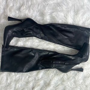 Black leather highboots